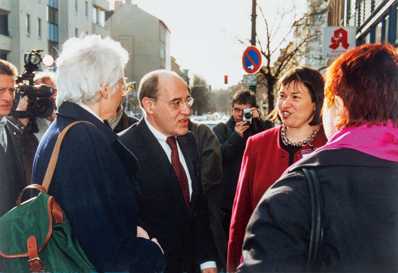 2002: Besuch von Wirtschafts- und Frauensenator Gregor Gysi