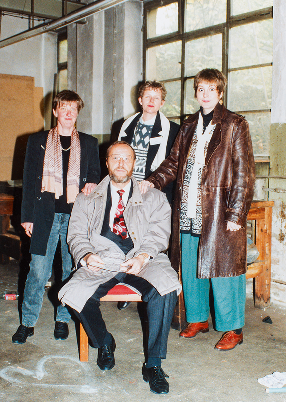 1993: Ute Schlegelmilch, Claudia Gather, Claudia Neusüß und der Direktor der Deutschen Siedlungs- und Landesrentenbank (DSL Bank), Herr Handke.