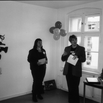 Katja von der Bey (Vorstand) und Claudia Neusüß (Aufsichtsrat) bei der feierlichen Namensgebung der Lida Gustava Heymann Gewerbeeinheit. 